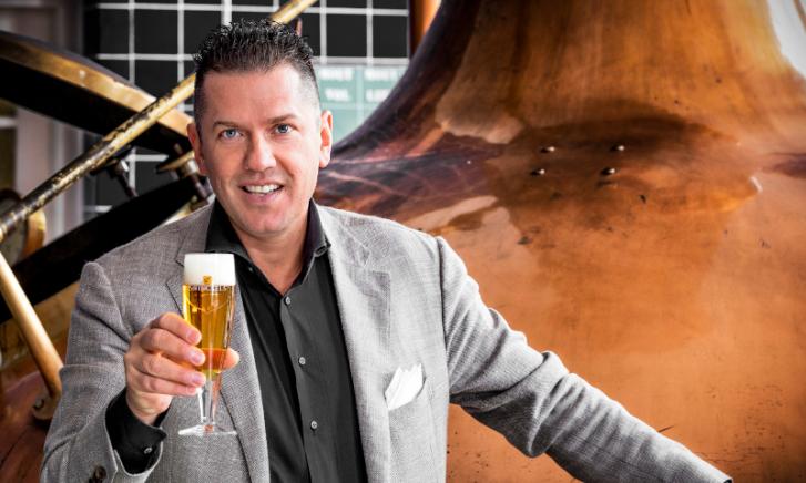 Jacob Jan Boerma met Swinckels' Superior Pilsner